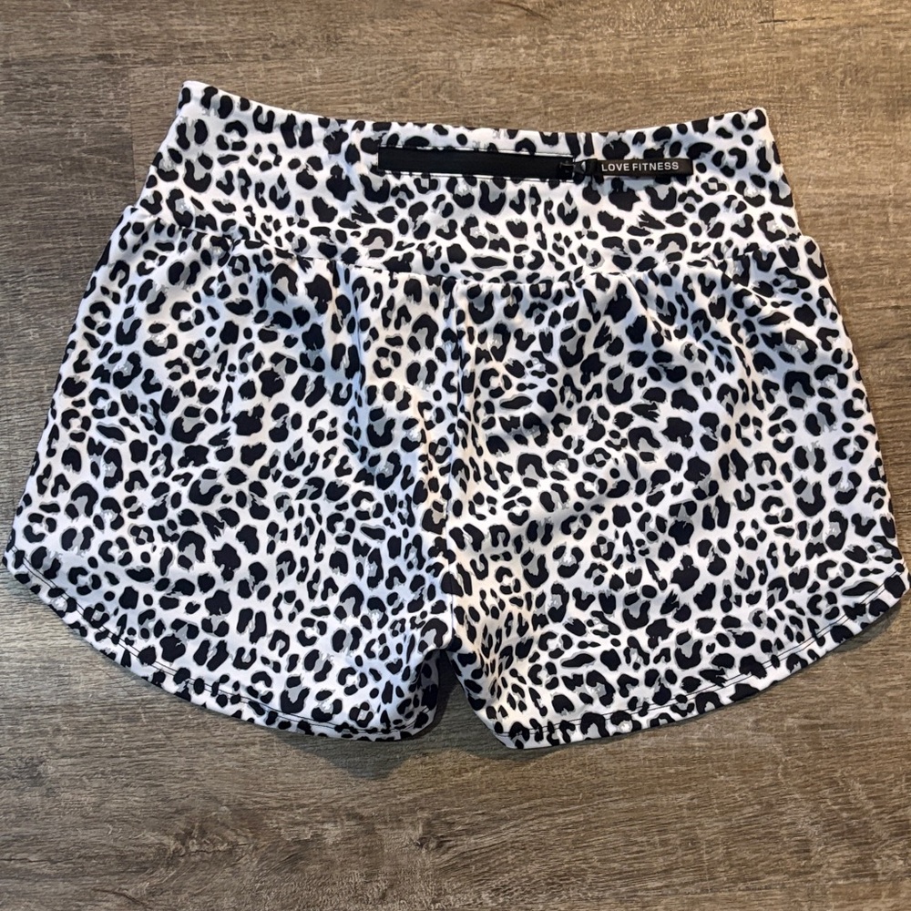 Love fitness Size Large women’s leopard runners excellent condition